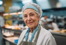 Os colegas de classe riram da minha avó da cantina escolar por anos — até que meu discurso de formatura fez o salão inteiro ficar em silêncio…