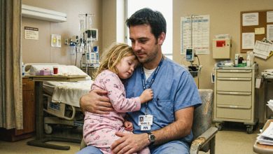 Adotei uma menina de três anos após uma tragédia — treze anos depois, minha amiga me mostrou o que minha filha supostamente estava escondendo