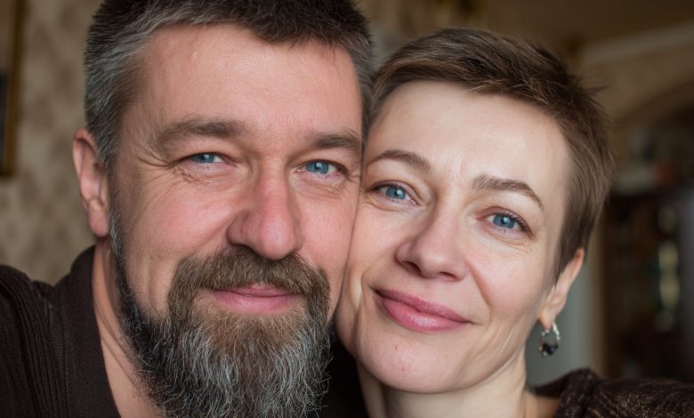 Meu marido mudou-se para o quarto de hóspedes alegando que eu roncava — mas fiquei sem palavras quando descobri o que ele realmente fazia lá