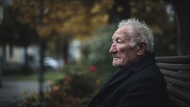 Ele passou trinta anos sentado no mesmo banco do parque. Um dia, uma desconhecida sentou-se ao seu lado