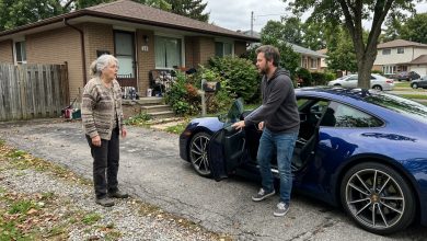 Uma semana atrás, fui roubada — e hoje meu filho desempregado chegou em casa com um carro esportivo novo
