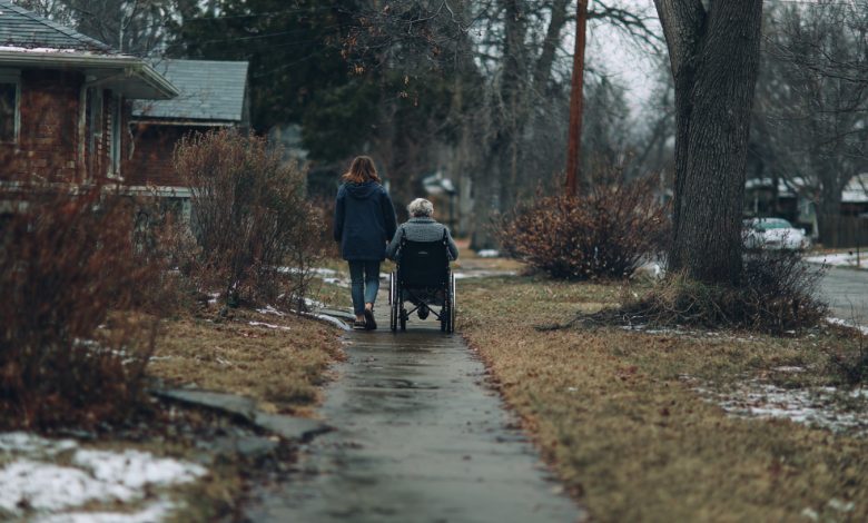 A nossa nova cuidadora regularmente levava minha mãe para passear – e uma gravação da campainha revelou tudo… A nossa nova cuidadora regularmente levava minha mãe para passear – e uma gravação da campainha revelou tudo…