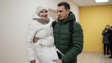 Carreguei a vizinha idosa para fora do nono andar durante um incêndio — dois dias depois, um estranho veio até mim e afirmou que eu fiz isso de propósito