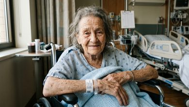 Minha Avó Deixou Cinco Envelopes Selados para os Vizinhos Que Tornaram Sua Vida Um Inferno — Depois Que Eu Entreguei O Primeiro, A Polícia Apareceu na Minha Porta