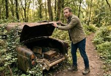 Encontrei um carro abandonado na floresta. Quando abri o porta-malas — fiquei paralisado.
