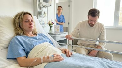 Meu marido decidiu tirar tudo de mim depois de eu ter salvado a vida dele. Mas minha filha disse ao juiz: «Posso mostrar algo do que minha mãe não sabe?»