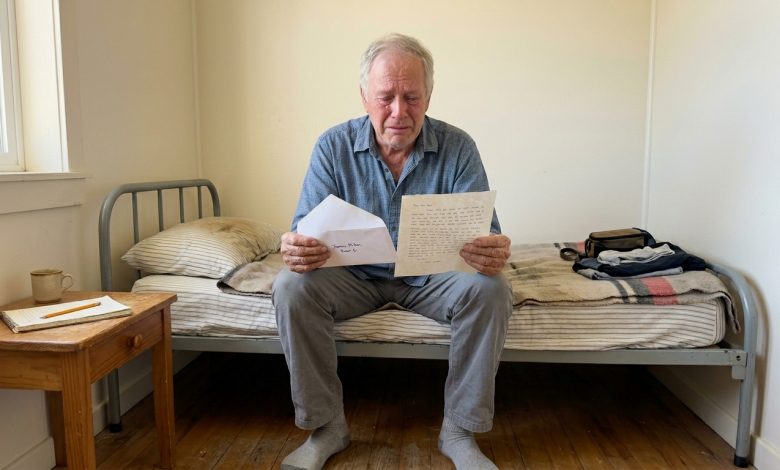 Um professor sem-teto ajudava crianças de graça em um banco de praça. Sete anos depois, recebeu uma carta.