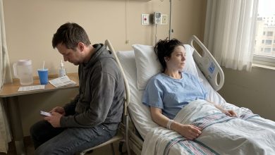 Meu marido decidiu me destruir imediatamente após eu ter salvado sua vida — mas minha filha disse ao juiz: «Posso mostrar algo sobre o qual minha mãe não sabe?»