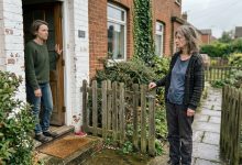 Mamãe me expulsou de casa grávida aos 17 anos — e doze anos depois apareceu na porta em lágrimas