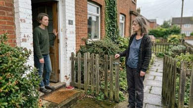 Mamãe me expulsou de casa grávida aos 17 anos — e doze anos depois apareceu na porta em lágrimas