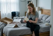 A mãe do meu ex me enviou um vestido vermelho para o casamento dele — quando percebi o porquê, minhas pernas fraquejaram