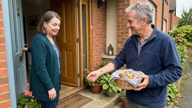 Trinta anos eu o considerei morto em um incêndio — até que um novo vizinho bateu à minha porta
