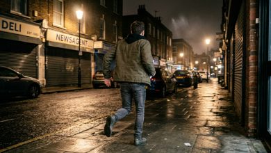 Um sem-teto encontrou uma caixa com joias e um bilhete em uma casa abandonada — e correu pela cidade