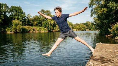 Um adolescente pulou em um rio gelado para salvar um cachorro — e na manhã seguinte, um SUV preto parou em frente à sua casa