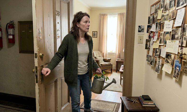 Um vizinho me pediu para regar as plantas — acabei encontrando um quarto trancado na casa dele, e as paredes estavam cobertas de fotos minhas Um vizinho me pediu para regar as plantas — acabei encontrando um quarto trancado na casa dele, e as paredes estavam cobertas de fotos minhas