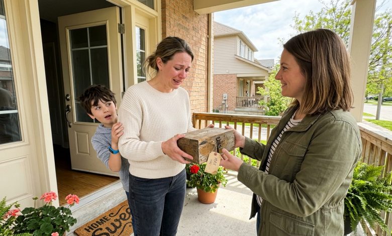 O Vizinho Mal-Humorado Gritava com Meus Filhos por Anos — Depois que Ele Se Foi, Sua Filha Chegou com uma Caixa Trancada Endereçada ao Meu Filho