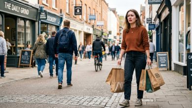 Adiamos o Nosso Casamento por Causa da Viagem de Negócios do Meu Noivo, mas Eu Acidentalmente o Vi na Cidade no Mesmo Dia