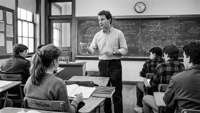 Professor sem-teto ensina crianças de graça em um banco de parque por sete anos — e então recebe uma carta com o selo de uma universidade