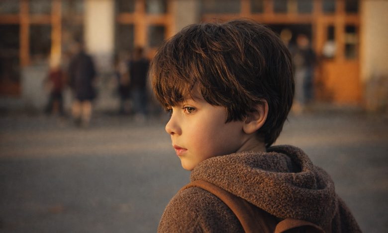 Meu filho faleceu aos dezenove anos — e cinco anos depois, um menino entrou na minha turma com a mesma marca de nascença embaixo do olho direito.