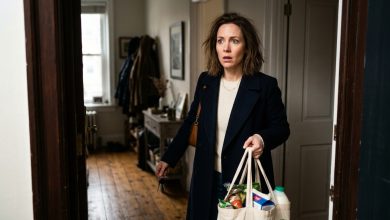 Eu cheguei em casa cedo do trabalho e ouvi ela rindo na nossa cozinha.