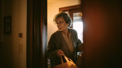 Cheguei em casa mais cedo. Havia sapatos na porta que não eram meus — e a voz da minha filha na cozinha.