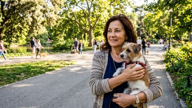 Conheci-o enquanto passeava com meu cachorro no parque. Tenho 63 anos e pensei que nunca mais olharia para alguém assim. Minha filha diz que estou me fazendo de boba. Não me sentia tão viva há anos.