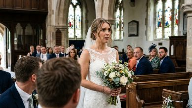 Bem durante a cerimônia de casamento, uma menina entrou no salão e foi em direção ao meu noivo