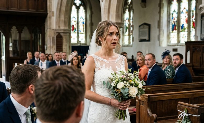 Bem durante a cerimônia de casamento, uma menina entrou no salão e foi em direção ao meu noivo