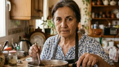 A minha sogra vive conosco há dois anos. Ontem ela disse à minha filha: “Sua mãe nunca poderia cozinhar assim” — e eu estava a três metros de distância.