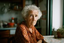 «Mãe, eu encontrei uma avó para nós! Ela estava chorando na rua!» — gritou meu filho assim que entrou pela porta, como se tivesse trazido para casa um gatinho e não uma pessoa…