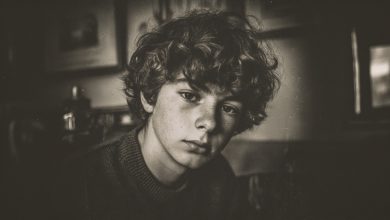 Um adolescente pulou em um rio gelado para salvar um cachorro — e na manhã seguinte, um SUV preto parou em frente à sua casa