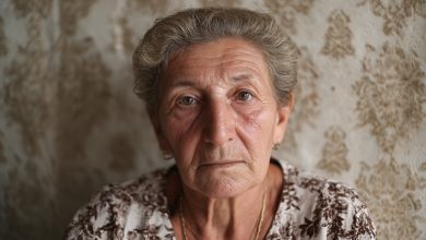 Eu dei à minha nora quarenta mil para o depósito do apartamento deles. Concordamos verbalmente que eles devolveriam em parcelas. Passaram-se quatro anos. Quando toquei no assunto, meu filho disse: “Mãe, pare de se fazer de vítima.”