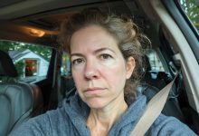 Meu irmão convenceu minha mãe a ceder seu apartamento em troca de cuidados vitalícios. No primeiro ano, ele vinha todo dia. Depois, uma vez por semana. Mais tarde, uma vez por mês. E então, em uma manhã de segunda-feira, o vizinho ligou…