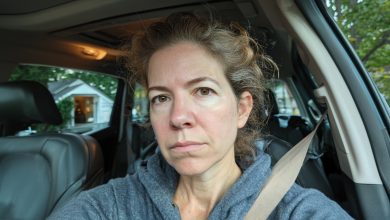 Meu irmão convenceu minha mãe a ceder seu apartamento em troca de cuidados vitalícios. No primeiro ano, ele vinha todo dia. Depois, uma vez por semana. Mais tarde, uma vez por mês. E então, em uma manhã de segunda-feira, o vizinho ligou…