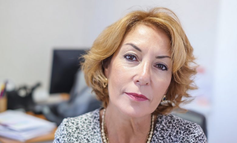 O chefe me demitiu para colocar em meu lugar sua filha. Antes de sair, me deram uma pilha de documentos e uma semana de prazo… mas no dia do relatório, eu confessei algo que eles definitivamente não esperavam…