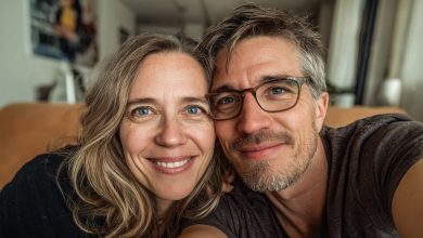 Meu marido decidiu me destruir imediatamente após eu ter salvado sua vida — mas minha filha disse ao juiz: «Posso mostrar algo sobre o qual minha mãe não sabe?»