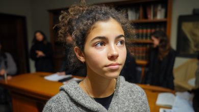 A família chegou para dividir a herança do avô rico, certa de que tudo já estava decidido… mas o avô deixou uma carta e uma menina de 13 anos que mudou tudo…