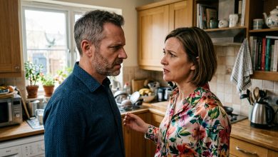 Ele chegou em casa mais cedo que o habitual e foi direto para o chuveiro. No chão do banheiro, encontrei algo que não poderia ter sido “trazido do trabalho”.