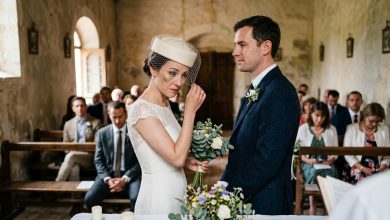 «No dia do meu casamento, cheguei com um olho roxo. O noivo sorriu para os convidados e disse: “É para ela aprender a lição.” Todos riram. Eu sorri também. E depois passei três meses me preparando para algo que ele jamais esperaria»