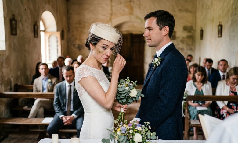 «No dia do meu casamento, cheguei com um olho roxo. O noivo sorriu para os convidados e disse: “É para ela aprender a lição.” Todos riram. Eu sorri também. E depois passei três meses me preparando para algo que ele jamais esperaria»