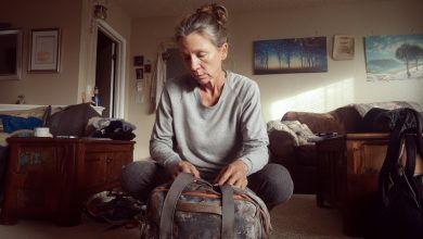 Encontrei uma fortuna na bolsa do meu marido, que é zelador. Sua explicação mudou tudo