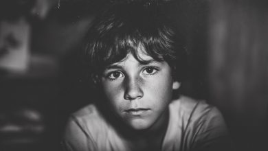 Motorista rico gritou com menino que levava sua mãe em cadeira de rodas. Doze anos depois, o destino os uniu novamente