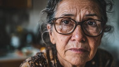 Minha filha mudou-se para o exterior e, durante três anos, me disse que vivia sozinha. Quando fui visitá-la de surpresa, um homem mais velho do que eu abriu a porta.