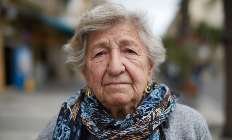 Minha neta estava começando a universidade, então ofereci a ela meu quarto extra. Dois meses depois, ela trocou a fechadura da porta…