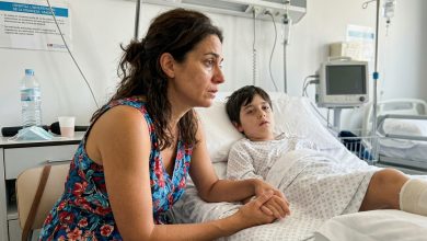 Meu ex-marido insistia que nosso filho tinha quebrado a perna por causa de uma simples queda… até que uma enfermeira me entregou um bilhete com apenas uma frase que fez minhas pernas tremerem…