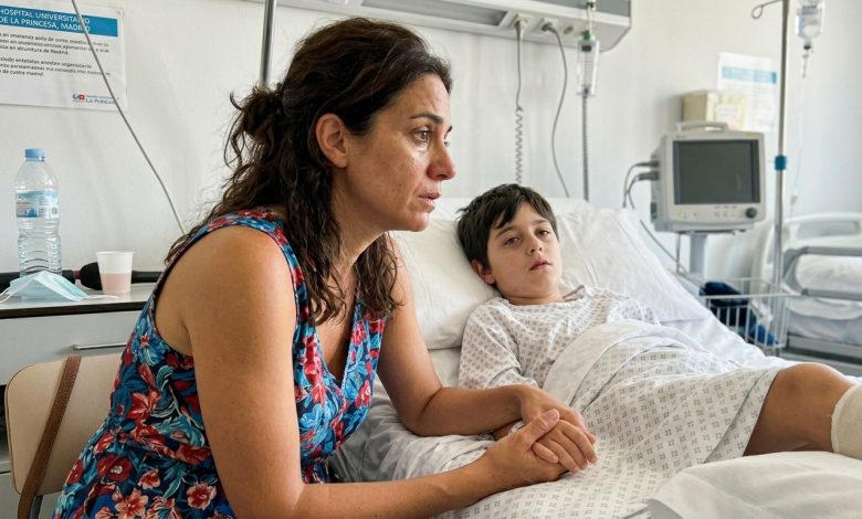 Meu ex-marido insistia que nosso filho tinha quebrado a perna por causa de uma simples queda… até que uma enfermeira me entregou um bilhete com apenas uma frase que fez minhas pernas tremerem…