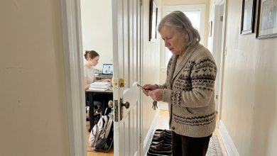 Minha neta estava começando a universidade, então ofereci a ela meu quarto extra. Dois meses depois, ela trocou a fechadura da porta. Eu nunca recebi uma chave.