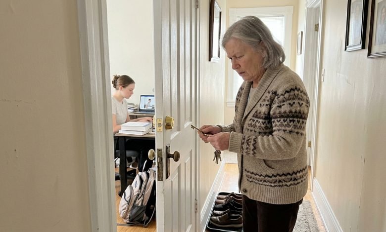 Minha neta estava começando a universidade, então ofereci a ela meu quarto extra. Dois meses depois, ela trocou a fechadura da porta. Eu nunca recebi uma chave.