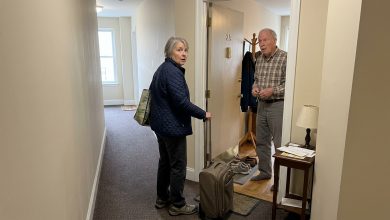 Minha filha mudou-se para o exterior e, durante três anos, me disse que vivia sozinha. Quando fui visitá-la de surpresa, um homem mais velho do que eu abriu a porta.