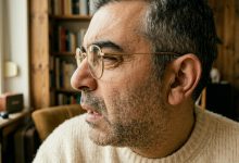 Minha esposa me pediu para não abrir as encomendas endereçadas a ela — um dia uma delas caiu e se abriu sozinha, e o que vi dentro eu não conseguia explicar de jeito nenhum